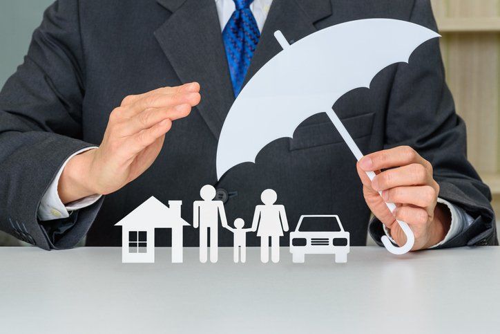 Broker / insurer holds an umbrella to protect parents